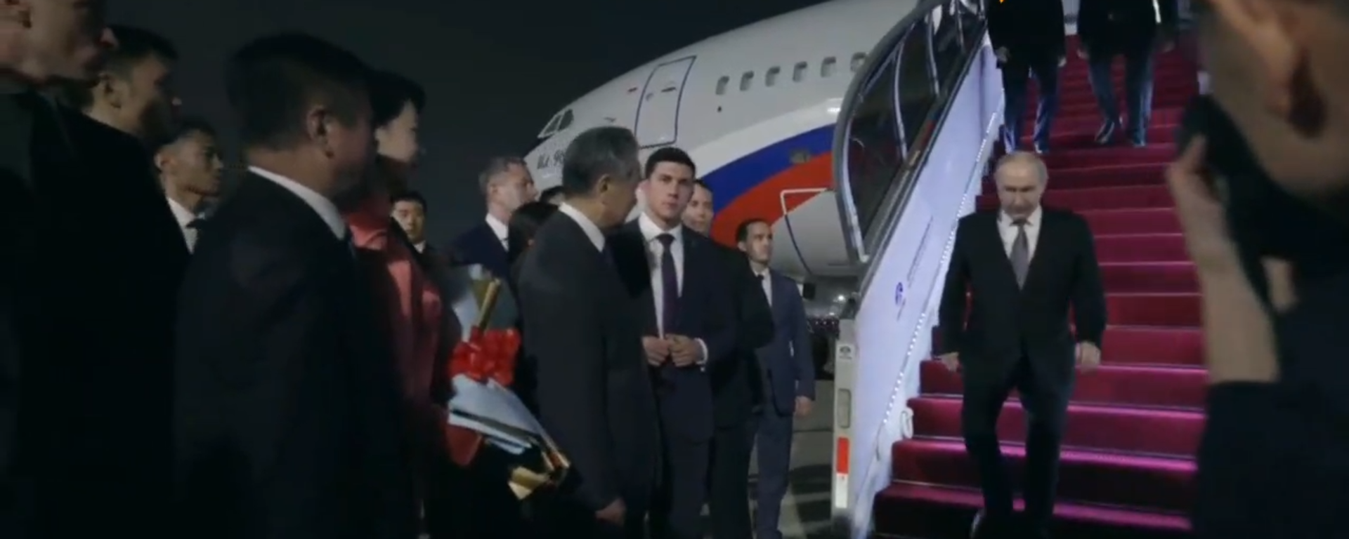 Tổng thống Putin đã được Ngoại trưởng Trung Quốc Vương Nghị đón tiếp tại sân bay - Sputnik Việt Nam, 1920, 19.05.2026
