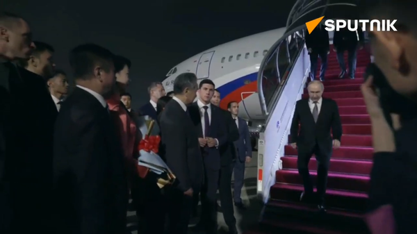 Tổng thống Putin đã được Ngoại trưởng Trung Quốc Vương Nghị đón tiếp tại sân bay - Sputnik Việt Nam