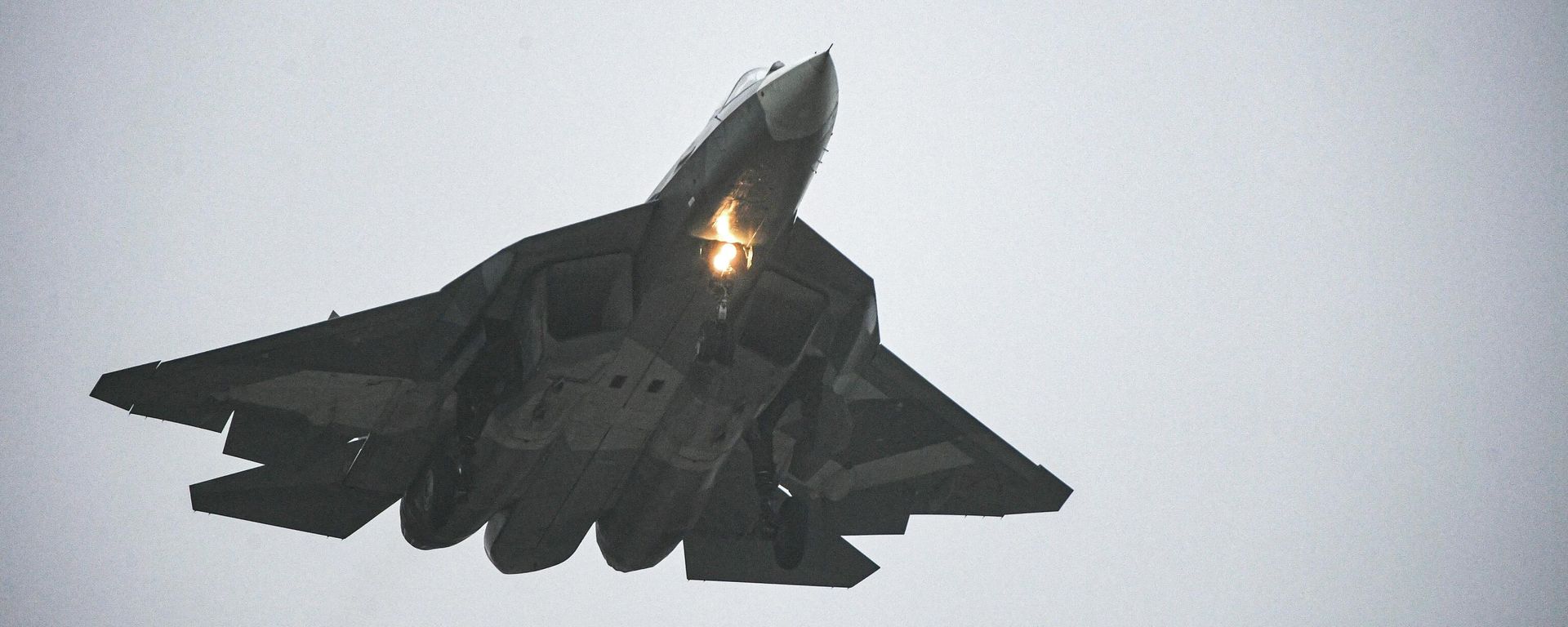 Máy bay chiến đấu Su-57 của Nga đã thực hiện chuyến bay đầu tiên với động cơ thế hệ thứ năm - Sputnik Việt Nam, 1920, 20.05.2026