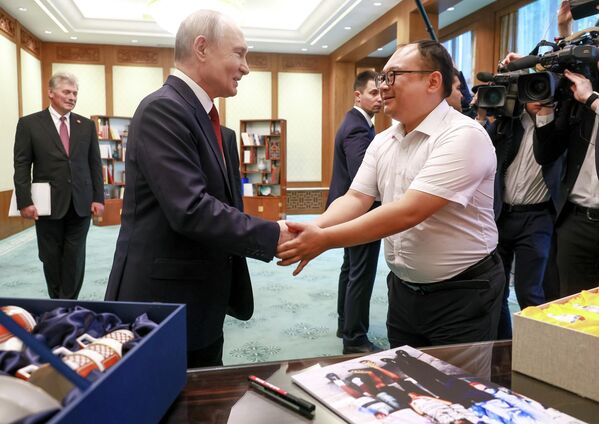 Tổng thống Nga Vladimir Putin và kỹ sư Trung Quốc Bành Pháitrong cuộc gặp tại Đại lễ đường Nhân dân ở Bắc Kinh. - Sputnik Việt Nam