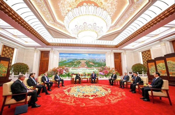 Tổng thống Nga Vladimir Putin và Chủ tịch Trung Quốc Tập Cận Bình uống trà trong cuộc gặp tại Đại lễ đường Nhân dân ở Bắc Kinh. - Sputnik Việt Nam