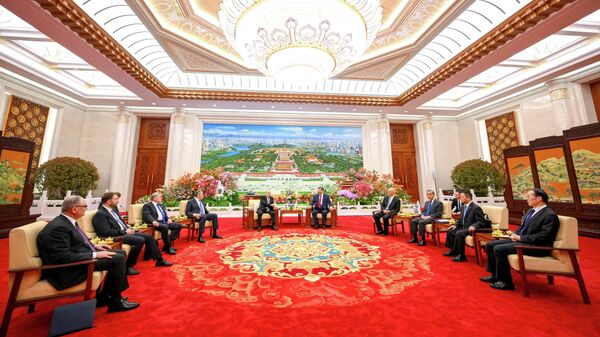 Tổng thống Nga Vladimir Putin và Chủ tịch Trung Quốc Tập Cận Bình cùng uống trà trong cuộc gặp tại Đại lễ đường Nhân dân ở Bắc Kinh. - Sputnik Việt Nam