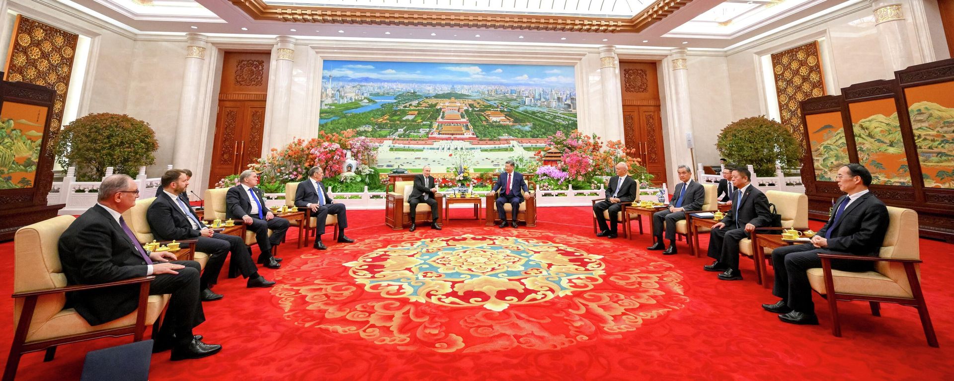 Tổng thống Nga Vladimir Putin và Chủ tịch Trung Quốc Tập Cận Bình cùng uống trà trong cuộc gặp tại Đại lễ đường Nhân dân ở Bắc Kinh. - Sputnik Việt Nam, 1920, 21.05.2026
