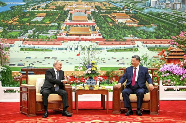 Ngày 20 tháng 5 năm 2026. Tổng thống Nga Vladimir Putin và Chủ tịch Trung Quốc Tập Cận Bình uống trà trong cuộc gặp tại Đại lễ đường Nhân dân ở Bắc Kinh. - Sputnik Việt Nam