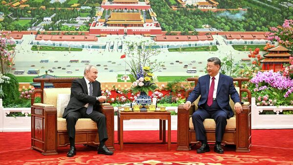 Президент РФ Владимир Путин и председатель КНР Си Цзиньпин во время чаепития в рамках встречи в Доме народных собраний в Пекине - Sputnik Việt Nam