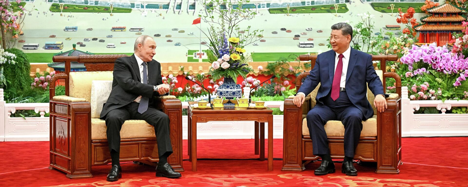 Президент РФ Владимир Путин и председатель КНР Си Цзиньпин во время чаепития в рамках встречи в Доме народных собраний в Пекине - Sputnik Việt Nam, 1920, 21.05.2026