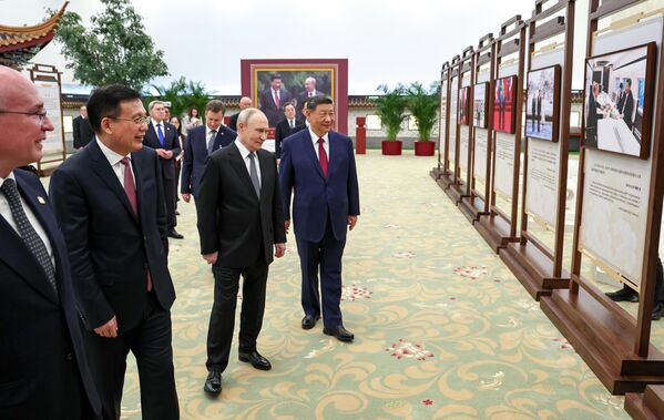 Ngày 20 tháng 5 năm 2026. Tổng thống Nga Vladimir Putin và Chủ tịch Trung Quốc Tập Cận Bình xem triển lãm ảnh của hãng thông tấn TASS và Tân Hoa Xã tại Đại lễ đường Nhân dân ở Bắc Kinh. - Sputnik Việt Nam