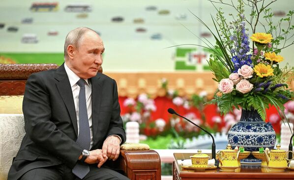 Ngày 20 tháng 5 năm 2026. Tổng thống Nga Vladimir Putin uống trà trong cuộc gặp với Chủ tịch Trung Quốc Tập Cận Bình tại Đại lễ đường Nhân dân ở Bắc Kinh. - Sputnik Việt Nam