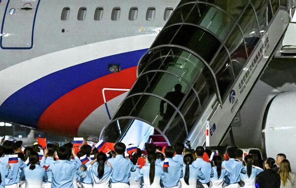 Ngày 20 tháng 5 năm 2026. Tổng thống Nga Vladimir Putin lên máy bay tại sân bay Bắc Kinh. - Sputnik Việt Nam