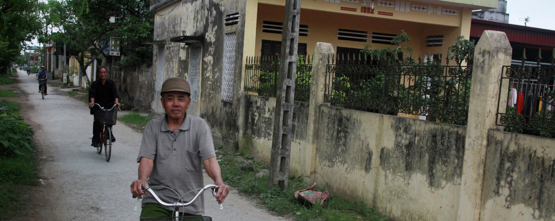 Những người đàn ông đạp xe qua làng. - Sputnik Việt Nam, 1920, 21.05.2026