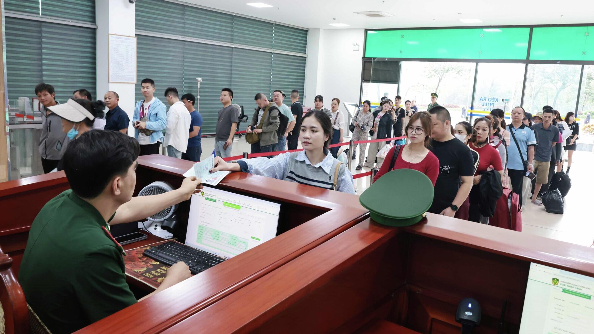 Người dân cần chủ động kiểm tra thông tin nợ thuế trước khi xuất cảnh Người dân cần chủ động kiểm tra thông tin nợ thuế trước khi xuất cảnh - Sputnik Việt Nam, 1920, 22.05.2026