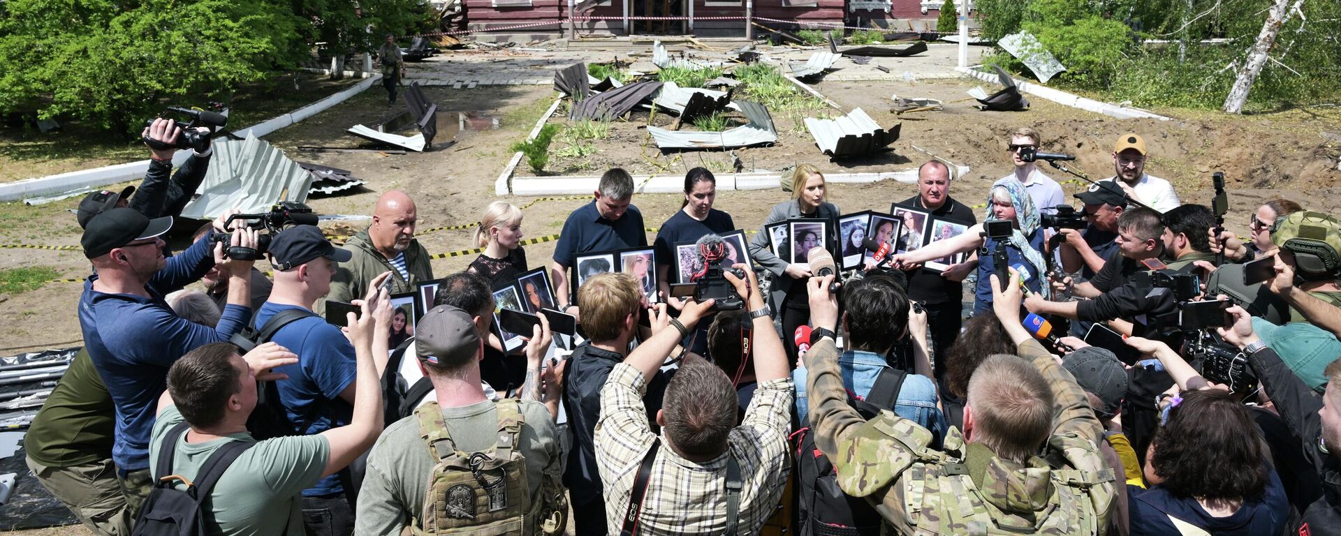 Представители СМИ из 19 стран на месте трагедии в Старобельске в ЛНР - Sputnik Việt Nam, 1920, 25.05.2026