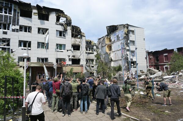 Các đại diện truyền thông từ 19 quốc gia tại hiện trường vụ thảm kịch ở Starobelsk thuộc LNR. - Sputnik Việt Nam