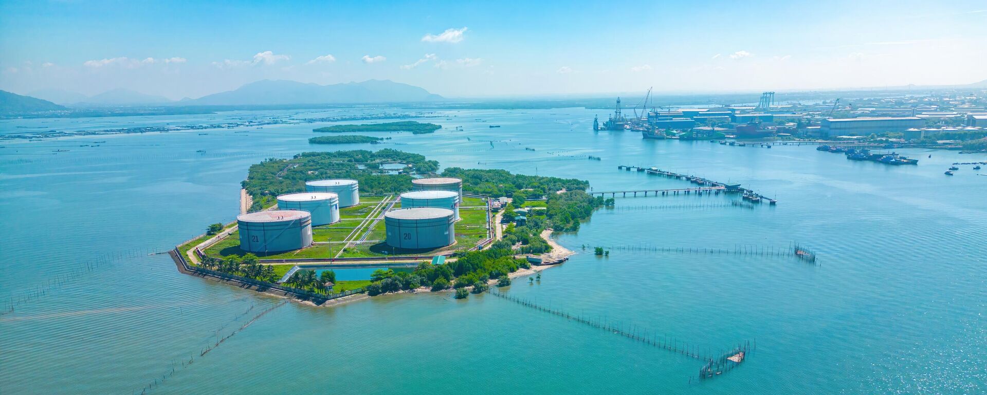 Kho chứa dầu tại Vũng Tàu, Việt Nam - Sputnik Việt Nam, 1920, 25.05.2026