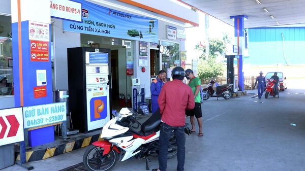 Toàn bộ 74 cửa hàng thuộc hệ thống Petrolimex Hưng Yên đồng loạt bán xăng sinh học E10 để thay thế các loại xăng khoáng - Sputnik Việt Nam