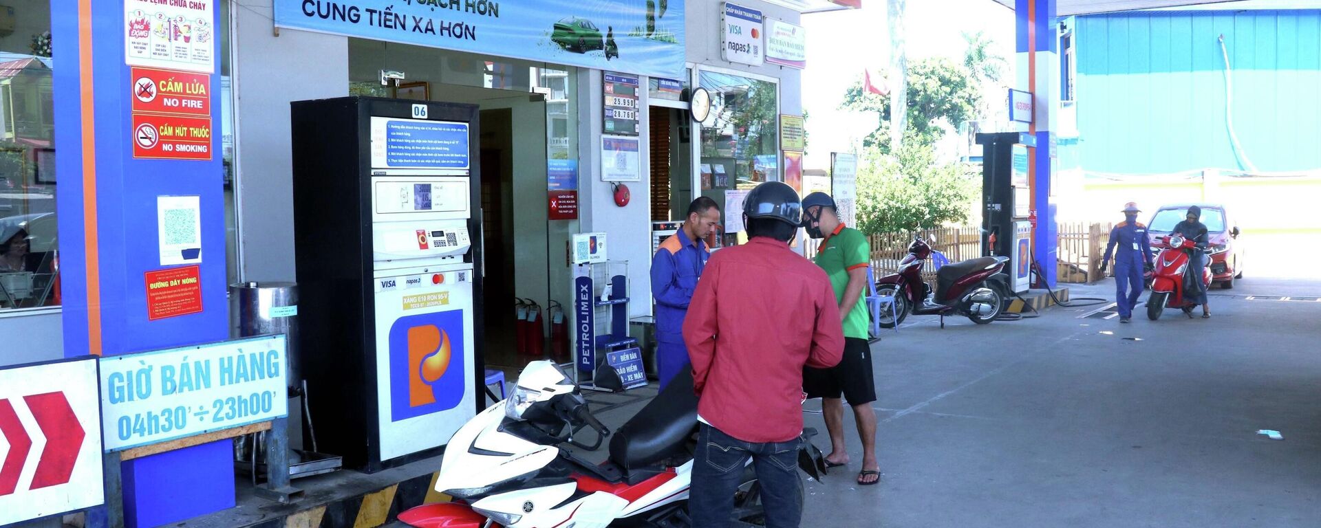 Toàn bộ 74 cửa hàng thuộc hệ thống Petrolimex Hưng Yên đồng loạt bán xăng sinh học E10 để thay thế các loại xăng khoáng - Sputnik Việt Nam, 1920, 26.05.2026