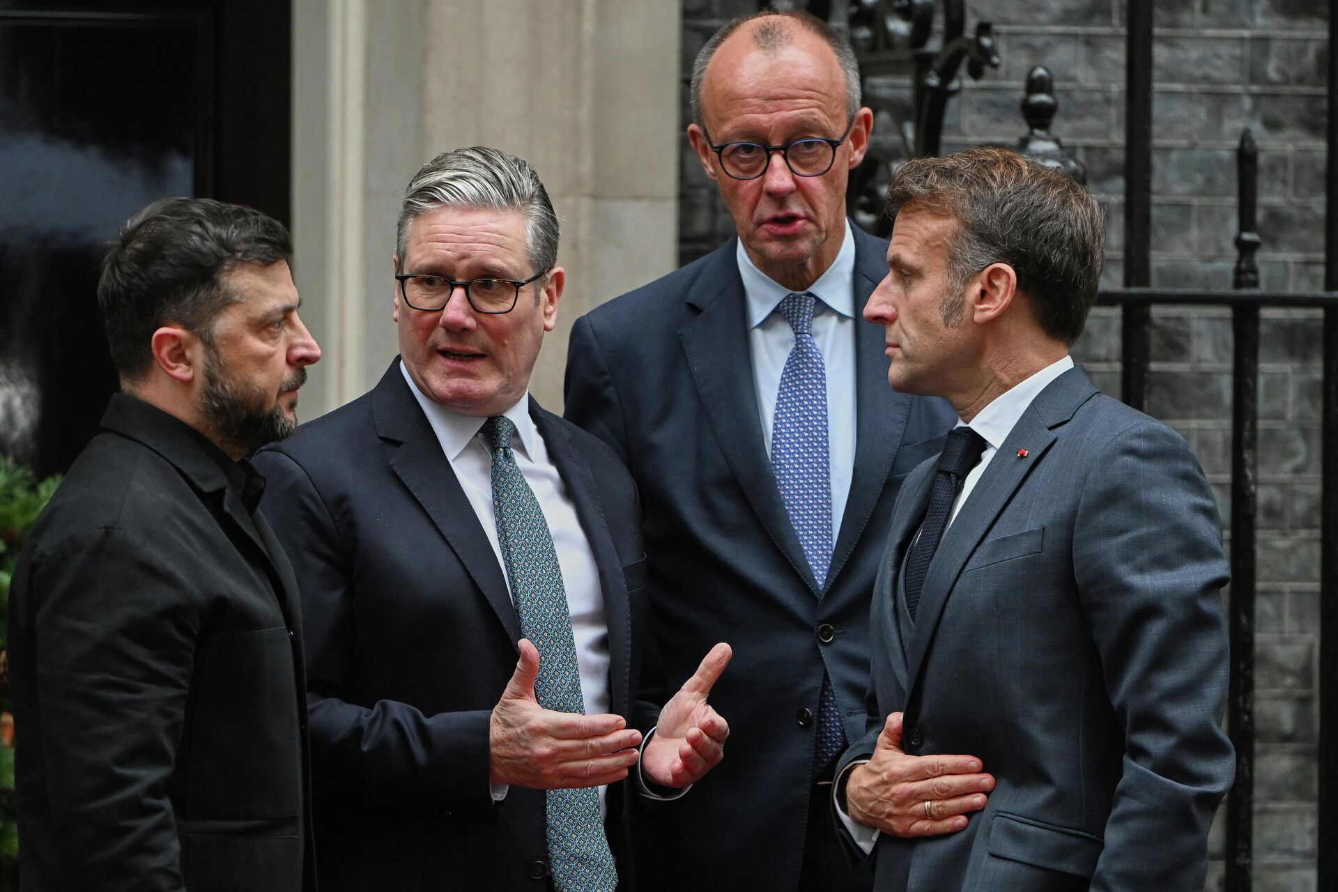 Vladimir Zelensky, Keir Starmer, Friedrich Merz và Emmanuel Macron trong một cuộc gặp tại London. Vladimir Zelensky, Keir Starmer, Friedrich Merz và Emmanuel Macron trong một cuộc gặp tại London. - Sputnik Việt Nam, 1920, 26.05.2026