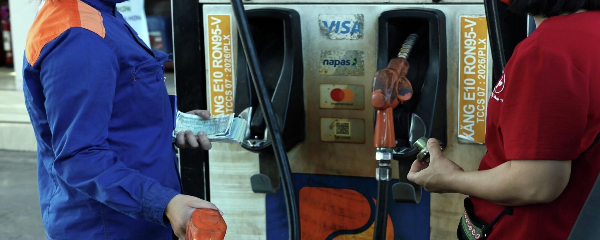 Điểm kinh doanh của Petrolimex số 1 Lương Yên, Hà Nội chuyển đổi 100% sang xăng E10 - Sputnik Việt Nam, 1920, 26.05.2026