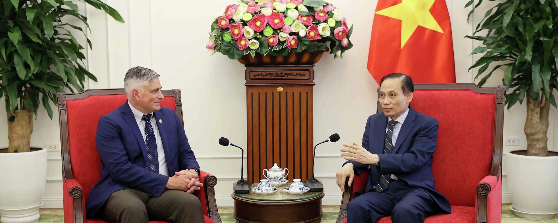 Bộ trưởng Ngoại giao Lê Hoài Trung và Hạ Nghị sĩ Micheal Baumgartner (Đảng Cộng hòa, bang Washington), Thành viên Ủy ban Đối ngoại Hạ viện Hoa Kỳ tại buổi tiếp - Sputnik Việt Nam, 1920, 27.05.2026