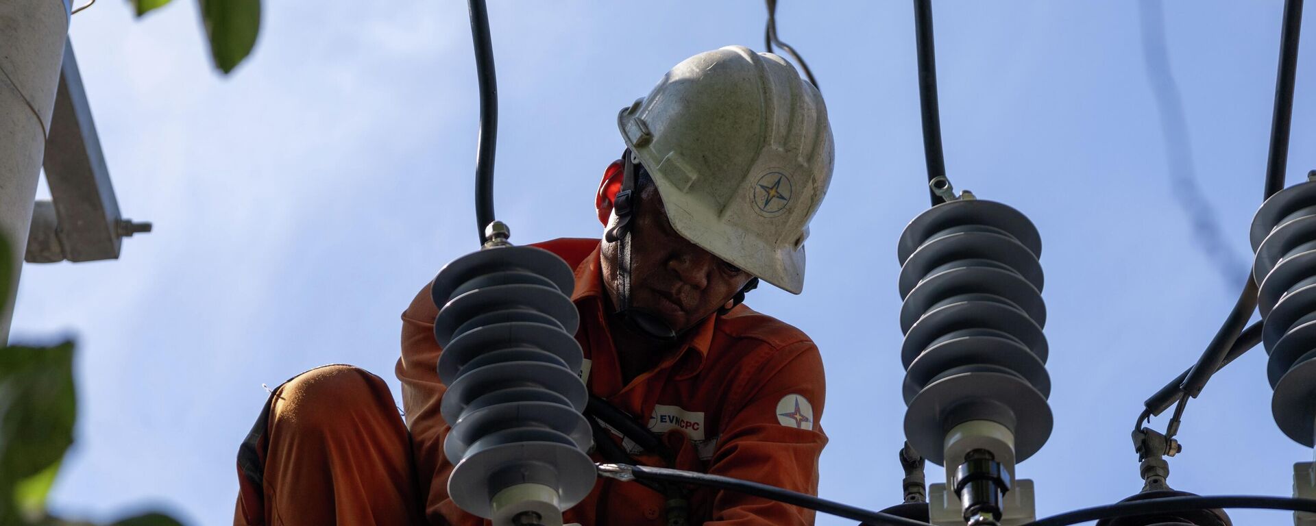 Công nhân điện lực Đà Nẵng xử lý, nâng cấp thiết bị tại những khu vực có tốc độ tăng trưởng phụ tải cao trên địa bàn thành phố - Sputnik Việt Nam, 1920, 27.05.2026