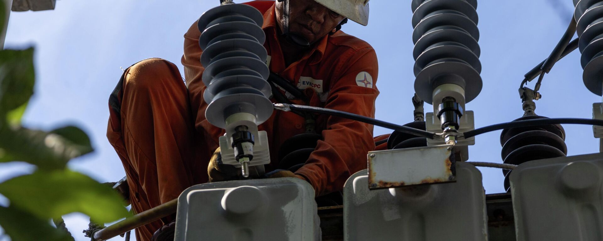 Công nhân điện lực Đà Nẵng xử lý, nâng cấp thiết bị tại những khu vực có tốc độ tăng trưởng phụ tải cao trên địa bàn thành phố - Sputnik Việt Nam, 1920, 19.06.2026