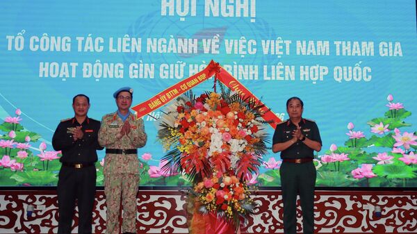 Thượng tướng Phùng Sĩ Tấn, Phó Tổng Tham mưu trưởng QĐND Việt Nam tặng hoa chúc mừng hội nghị - Sputnik Việt Nam