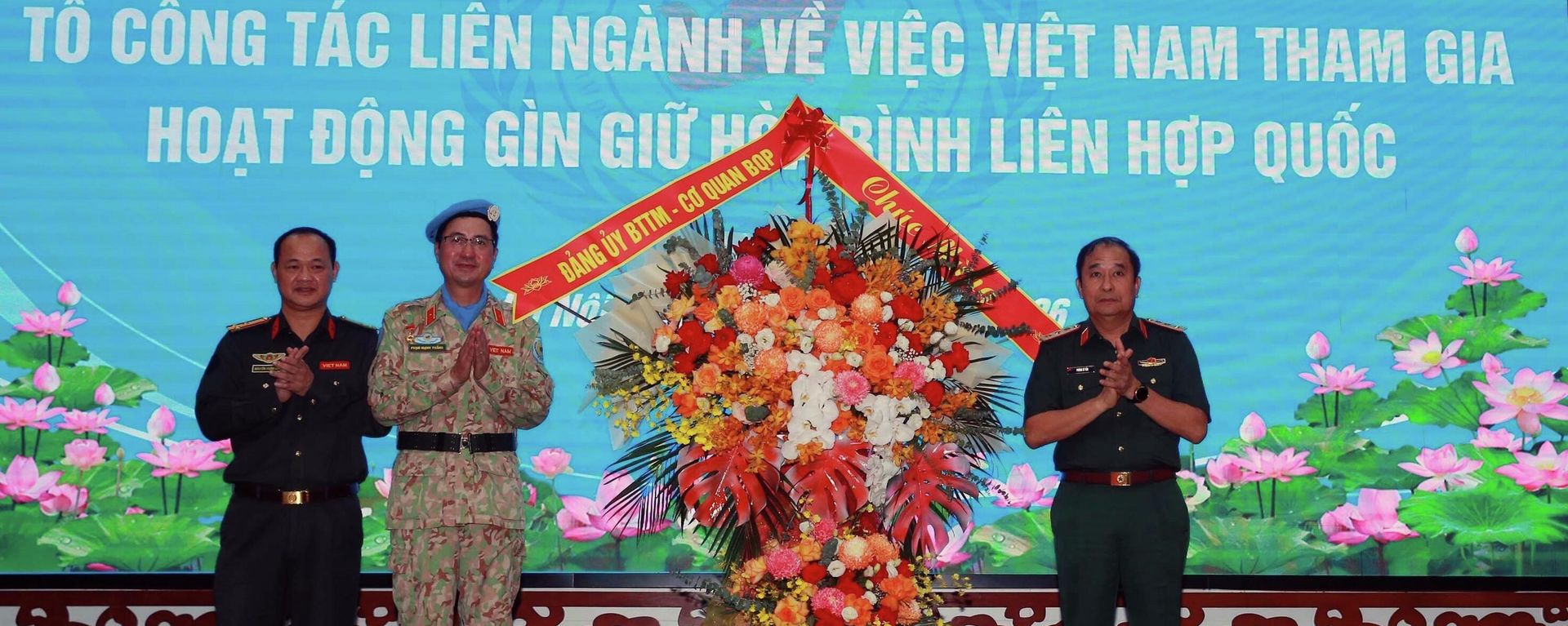 Thượng tướng Phùng Sĩ Tấn, Phó Tổng Tham mưu trưởng QĐND Việt Nam tặng hoa chúc mừng hội nghị Thượng tướng Phùng Sĩ Tấn, Phó Tổng Tham mưu trưởng QĐND Việt Nam tặng hoa chúc mừng hội nghị - Sputnik Việt Nam, 1920, 27.05.2026