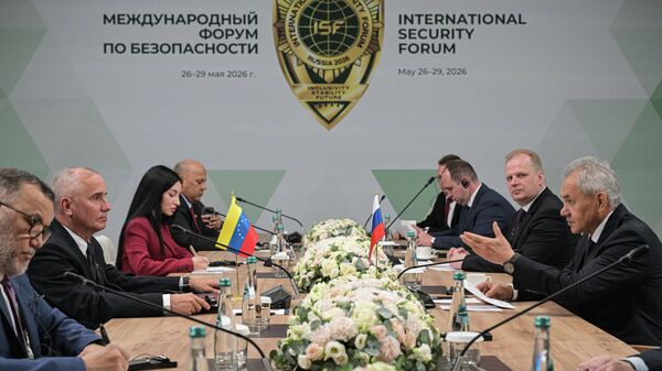 Tổng thư ký Hội đồng Quốc phòng Venezuela José Adelino Ornellas Ferreira (thứ hai từ trái) và Thư ký Hội đồng An ninh Liên bang Nga Sergei Shoigu (phải) - Sputnik Việt Nam