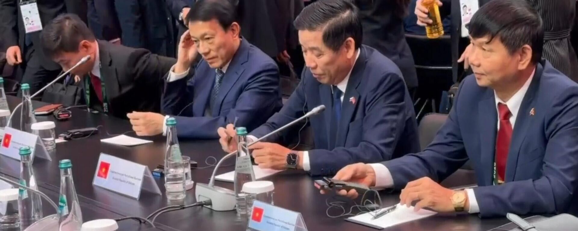 Bộ trưởng Bộ Công an Lương Tam Quang và Thứ trưởng Bộ Quốc phòng Nguyễn Văn Gấu đang tham dự Hội nghị quốc tế lần thứ 14 các đại diện cấp cao phụ trách vấn đề an ninh ở Moskva - Sputnik Việt Nam, 1920, 28.05.2026