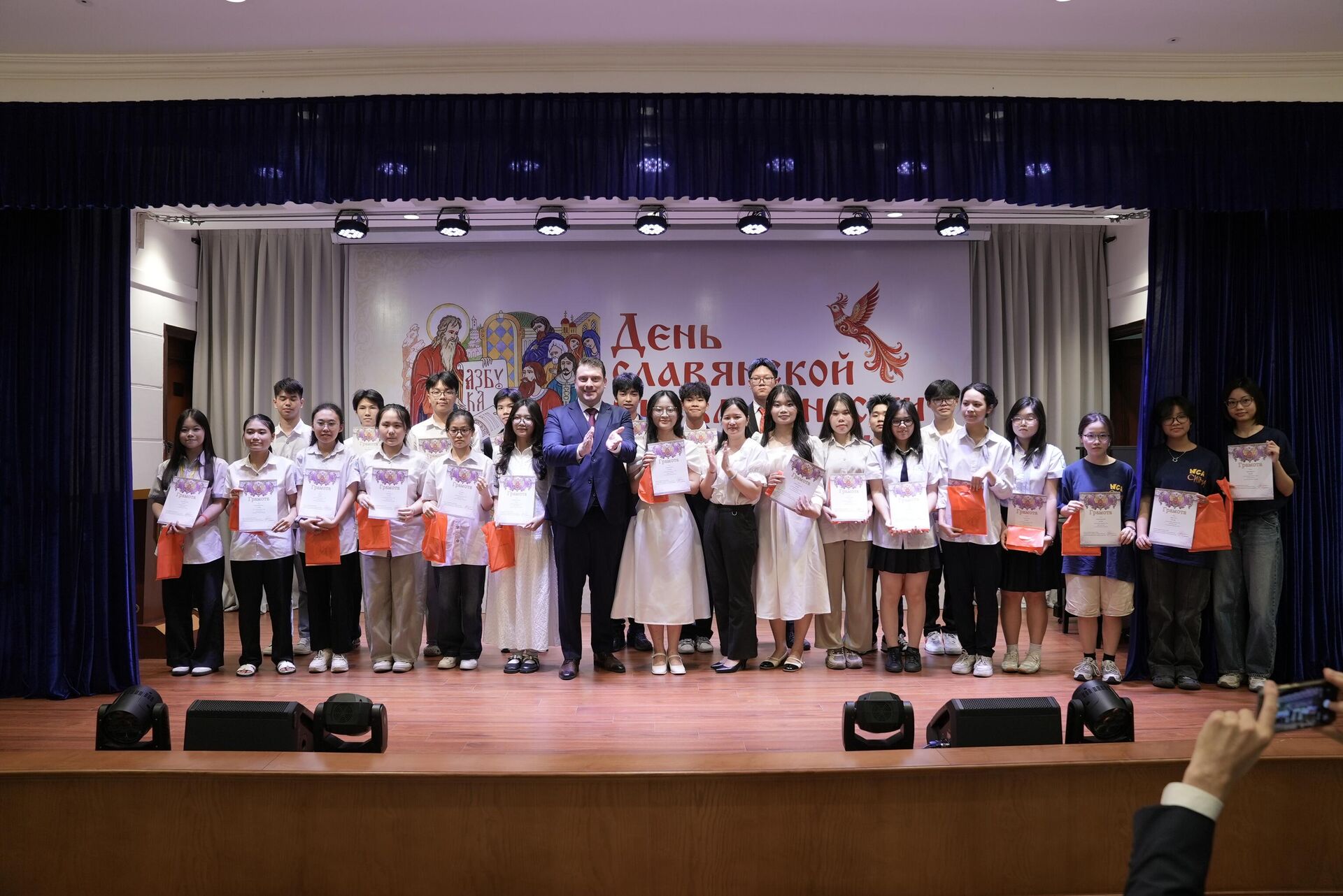 Một số hình ảnh tại Ngày Chữ viết - Văn hóa Slavơ và Lễ trao giải Cuộc thi Olympic tiếng Nga toàn quốc 2026 - Sputnik Việt Nam, 1920, 28.05.2026