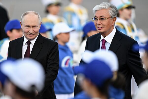 Ngày 27/5/2026. Tổng thống Nga Vladimir Putin và Tổng thống Kazakhstan Kassym-Jomart Tokayev (bên phải) trong cuộc gặp tại Sân bay quốc tế mang tên Nursultan Nazarbayev ở Astana. - Sputnik Việt Nam