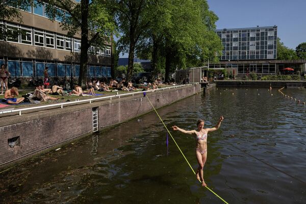 Thời tiết nắng nóng trong thành phố Amsterdam, Hà Lan. - Sputnik Việt Nam