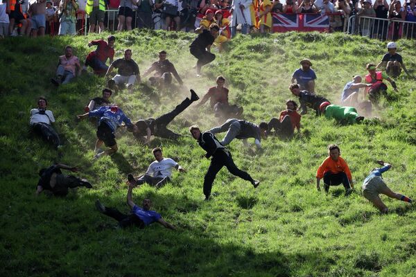 Cuộc thi truyền thống Cooper's Hill Cheese Rolling được tổ chức tại Anh. - Sputnik Việt Nam