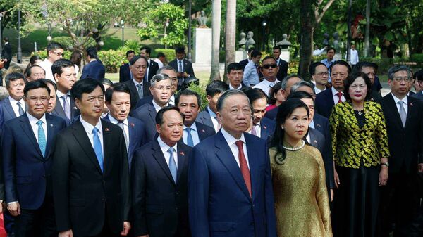 Tổng Bí thư, Chủ tịch nước và Phu nhân dâng hoa tại Tượng đài Bác Hồ ở Manila - Sputnik Việt Nam
