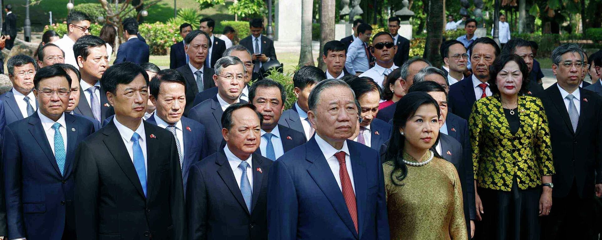 Tổng Bí thư, Chủ tịch nước và Phu nhân dâng hoa tại Tượng đài Bác Hồ ở Manila - Sputnik Việt Nam, 1920, 01.06.2026