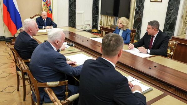 Tổng thống Vladimir Putin đã có cuộc họp bàn về các biện pháp hỗ trợ nạn nhân và tiến trình điều tra vụ tấn công khủng bố ở Starobelsk - Sputnik Việt Nam