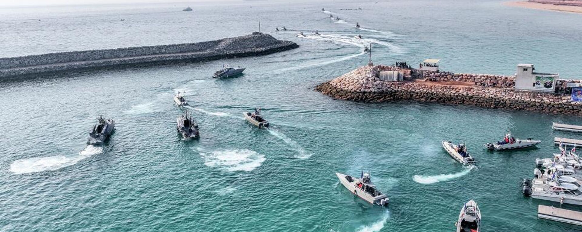 Các tàu cao tốc của Lực lượng Vệ binh Cách mạng Hồi giáo Iran trong các cuộc tập trận ở Vịnh Ba Tư - Sputnik Việt Nam, 1920, 02.06.2026