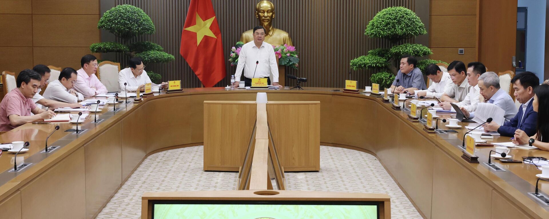 Phó Thủ tướng Thường trực họp về triển khai, phân phối xăng E10 - Sputnik Việt Nam, 1920, 04.06.2026