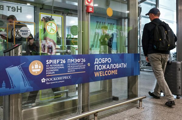 Biểu ngữ với logo Diễn đàn Kinh tế Quốc tế St. Petersburg tại phi trường Pulkovo ở Saint-Peterburg. SPIEF 2026 được tổ chức từ ngày 3 đến ngày 6 tháng 6. - Sputnik Việt Nam