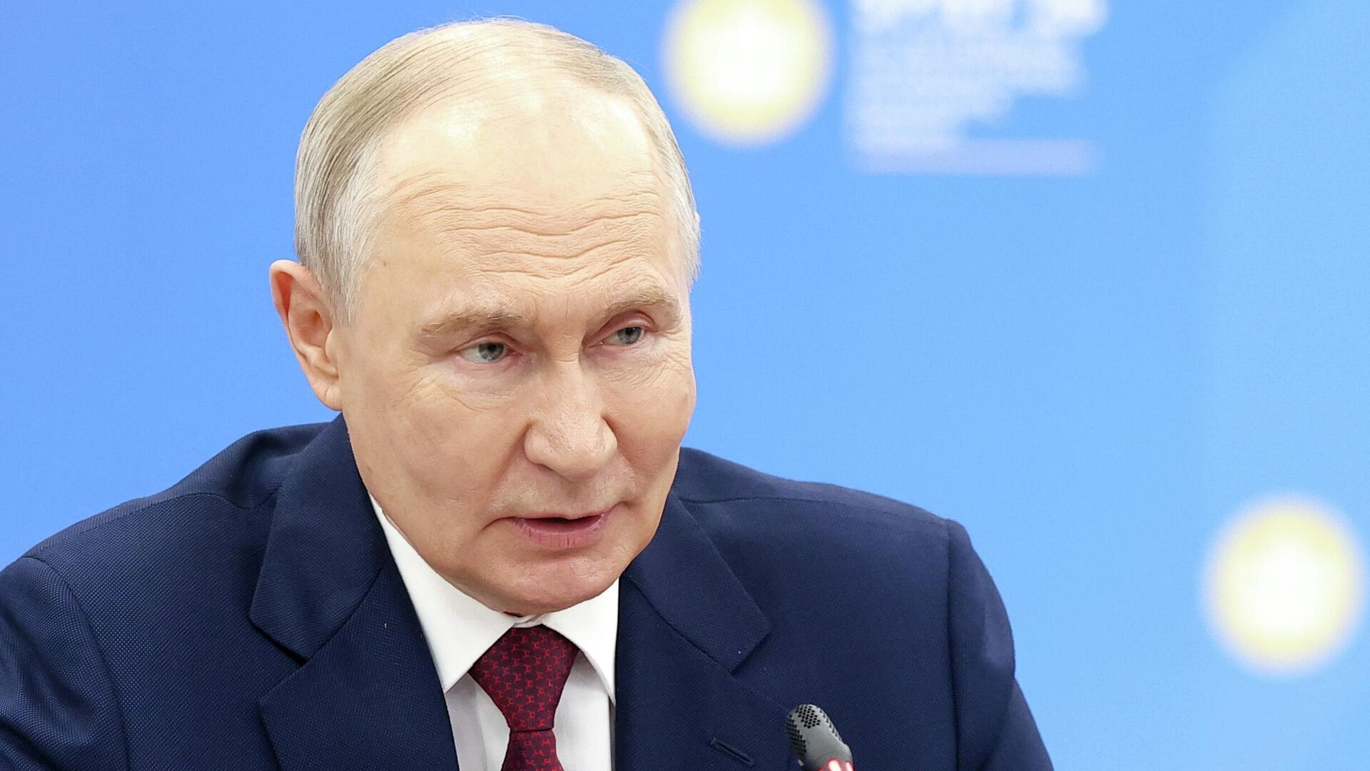 Tổng thống Nga Vladimir Putin tại phiên họp toàn thể của Diễn đàn Kinh tế Quốc tế St. Petersburg (SPIEF) - Sputnik Việt Nam, 1920, 07.06.2026