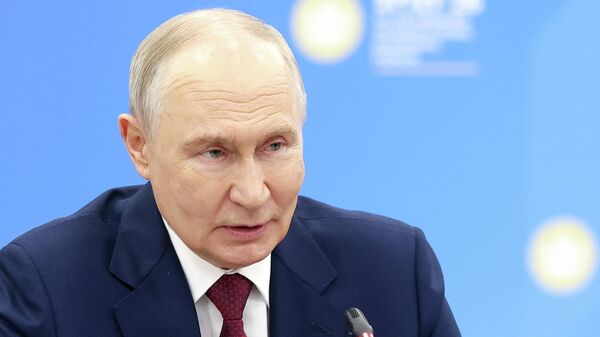 Tổng thống Nga Vladimir Putin tại phiên họp toàn thể của Diễn đàn Kinh tế Quốc tế St. Petersburg (SPIEF) - Sputnik Việt Nam