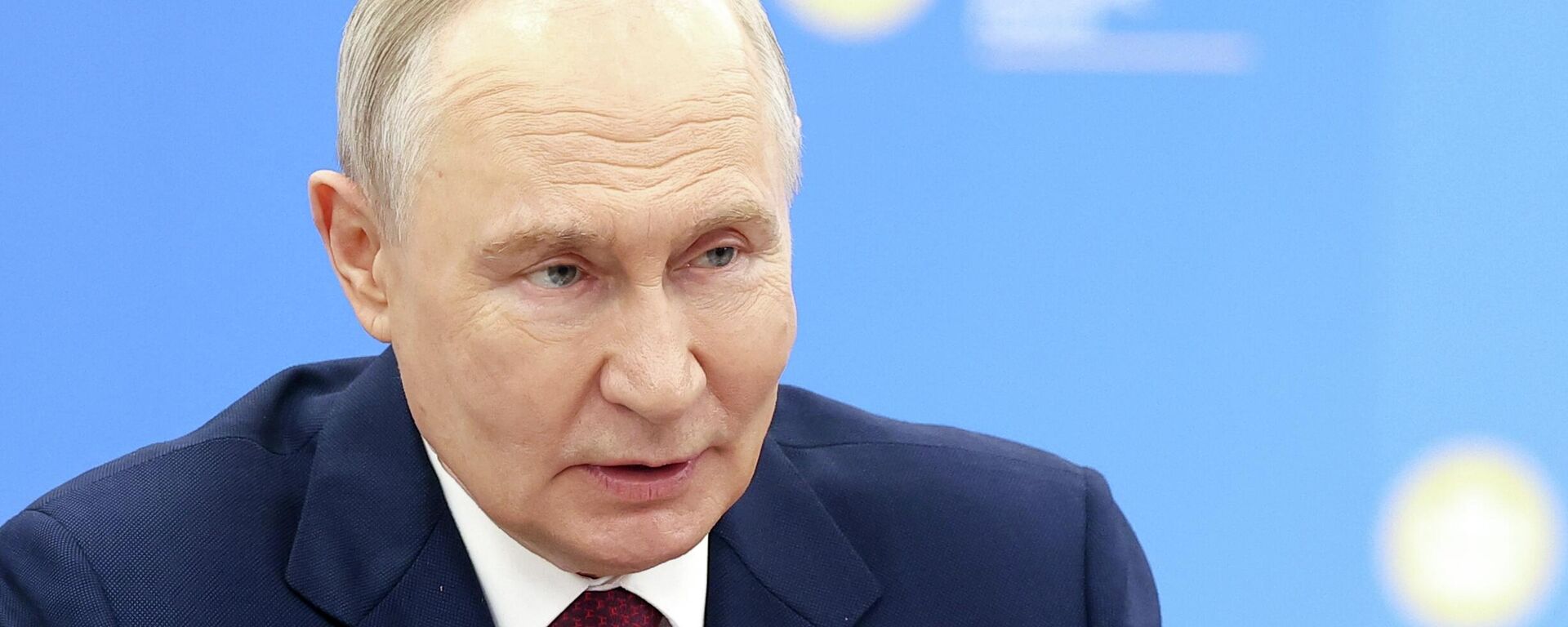 Tổng thống Nga Vladimir Putin tại phiên họp toàn thể của Diễn đàn Kinh tế Quốc tế St. Petersburg (SPIEF) - Sputnik Việt Nam, 1920, 07.06.2026