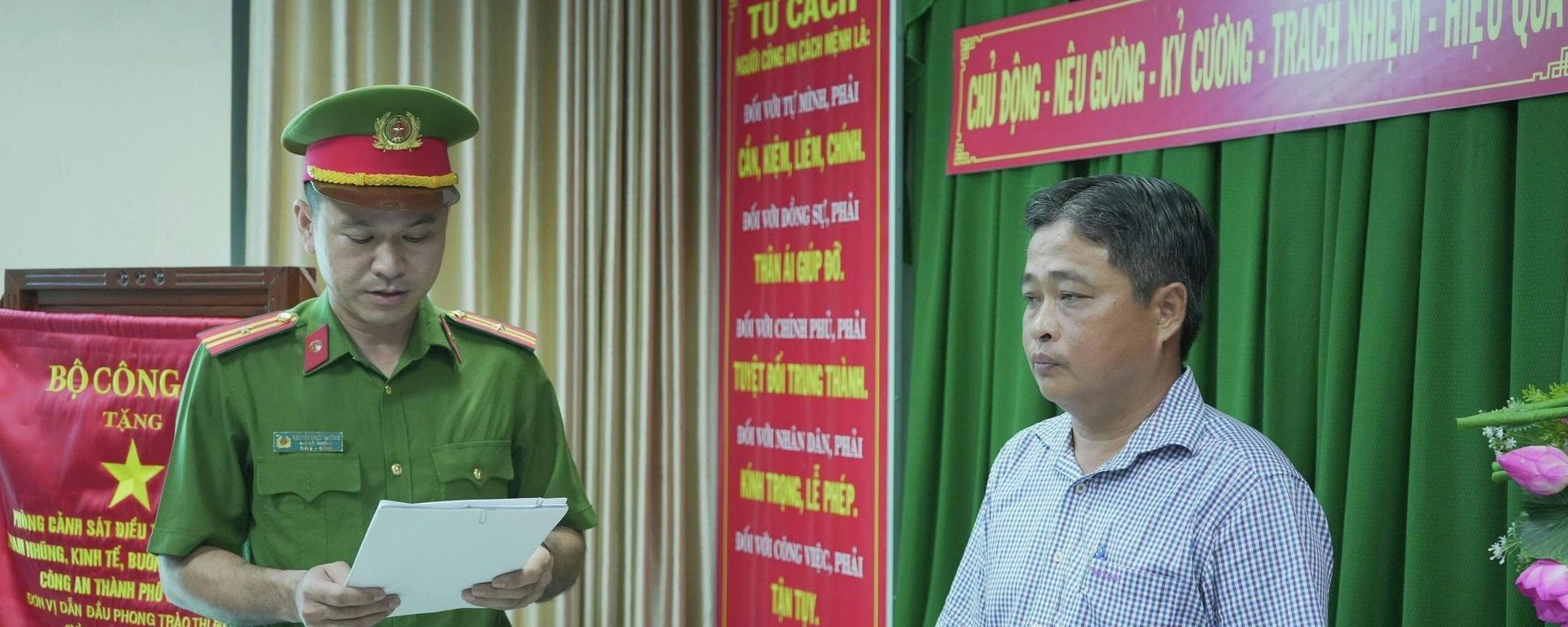 Cơ quan Cảnh sát điều tra Công an thành phố Cần Thơ tống đạt Quyết định khởi tố bị can, bắt tạm giam ông Võ Chí Công - Sputnik Việt Nam, 1920, 23.06.2026