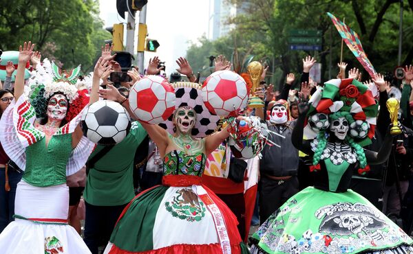 Những người tham gia flashmob với màn «vẫy tay kiểu Mexico» chào mừng World Cup 2026. - Sputnik Việt Nam