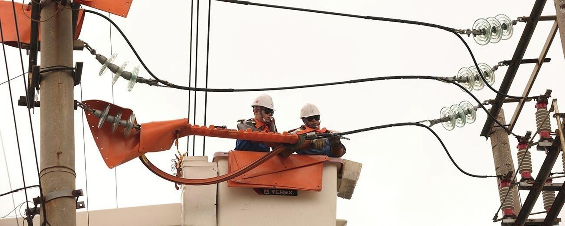 Khắc phục sự cố điện bằng công nghệ hotline (phương pháp bảo dưỡng, sửa chữa lưới điện trong khi vẫn giữ nguyên dòng điện đang vận hành), ở khu công nghiệp Vân Trung, tỉnh Bắc Ninh - Sputnik Việt Nam, 1920, 15.06.2026