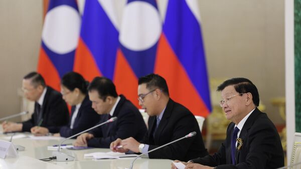 Tổng thống Nga Vladimir Putin và Tổng thống Lào Thongloun Sisoulith - Sputnik Việt Nam