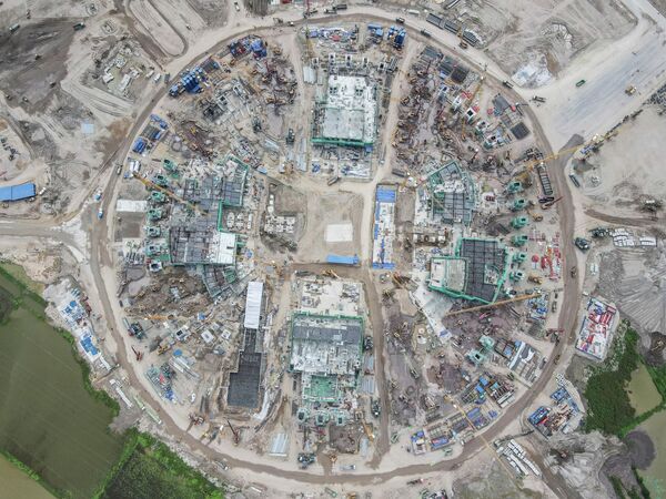 Hình ảnh từ drone chụp cho ta thấy công trình xây dựng tại Sân vận động bóng đá Hùng Vương dự kiến ​​có 135.000 chỗ ngồi. - Sputnik Việt Nam