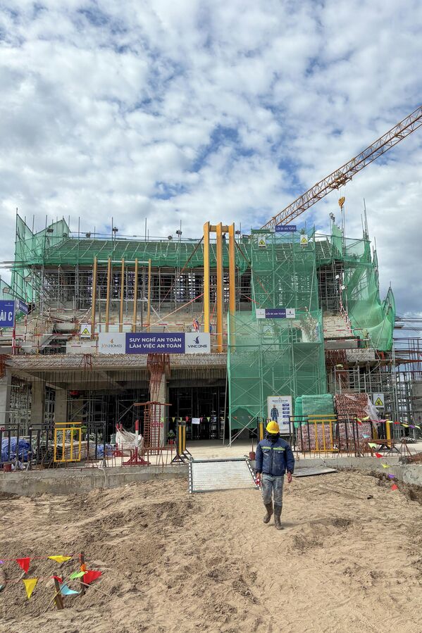 Một công nhân đang đi bộ bên cạnh công trình xây dựng Sân vận động Hùng Vương. - Sputnik Việt Nam