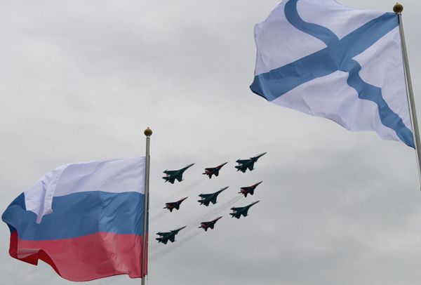 Đội hình «kim cương Cuba» gồm các máy bay chiến đấu MiG-29 và Su-30SM của các đội bay biểu diễn thuật lái «Tráng sĩ Nga» và «Cánh én» trong lễ khai mạc Triển lãm Quốc phòng Hàng hải Quốc tế «Hạm đội 2026» tại Kronstadt. - Sputnik Việt Nam
