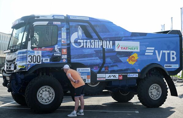 Xe tải Kamaz, được trưng bày tại triển lãm thành tựu của Cộng hòa Tatarstan tại khuôn viên Trung tâm Nghệ nhân độc đáo (TSUM) ở Kazan trước thềm Hội nghị thượng đỉnh Nga-ASEAN. - Sputnik Việt Nam